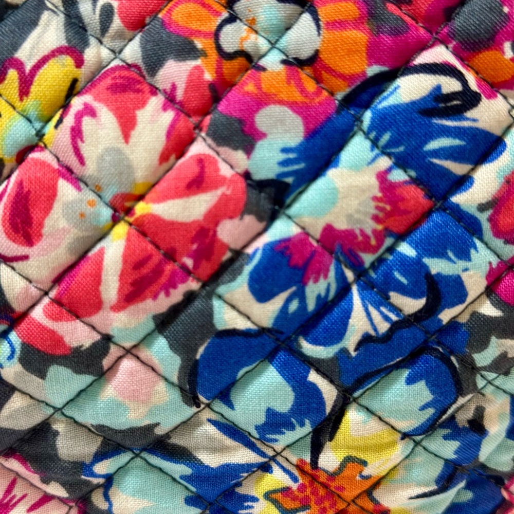 Tote In Pretty Poises - Picture 6 of 9